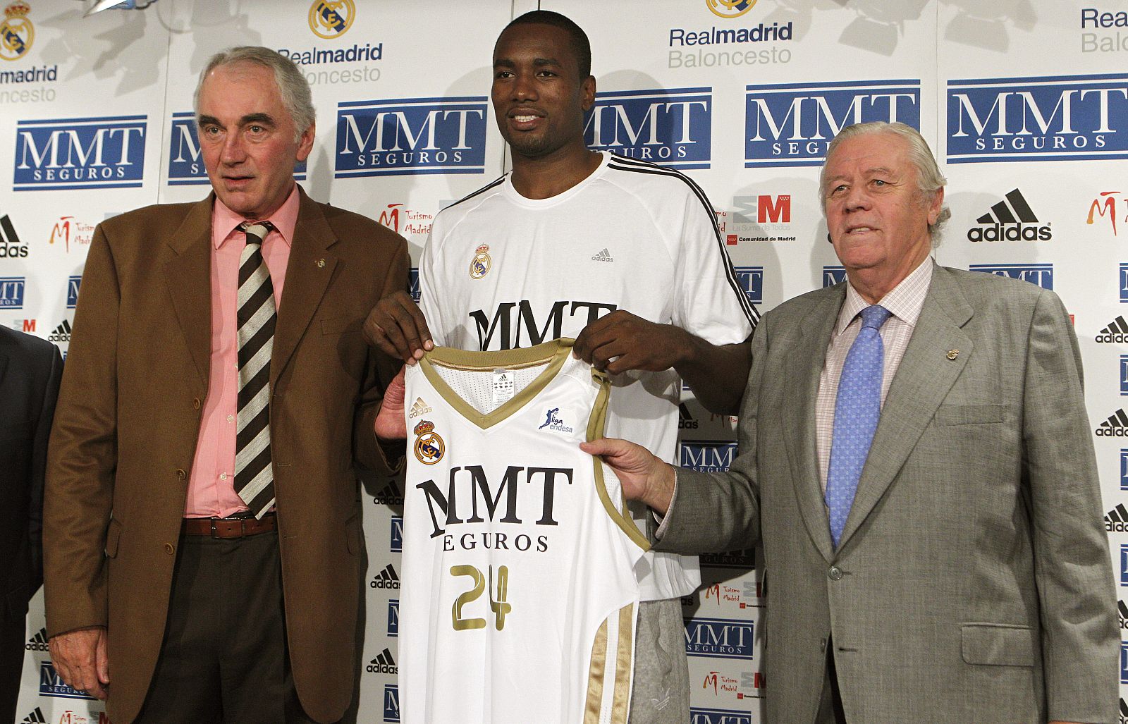 Presentación de Ibaka como jugador del Real Madrid, junto a Clifford Luyk y Emiliano Rodríguez