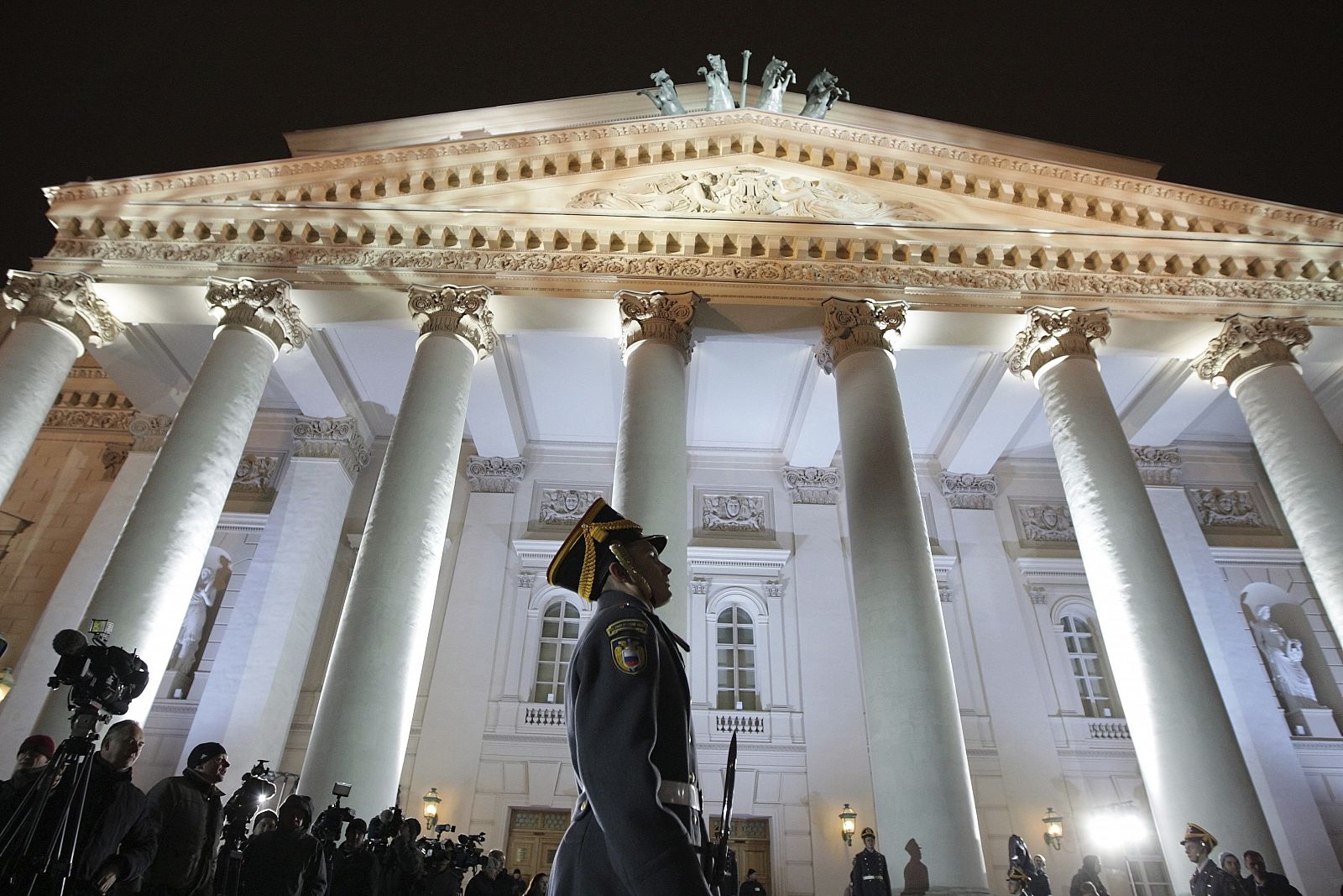 Guardias de honor en la apertura del teatro