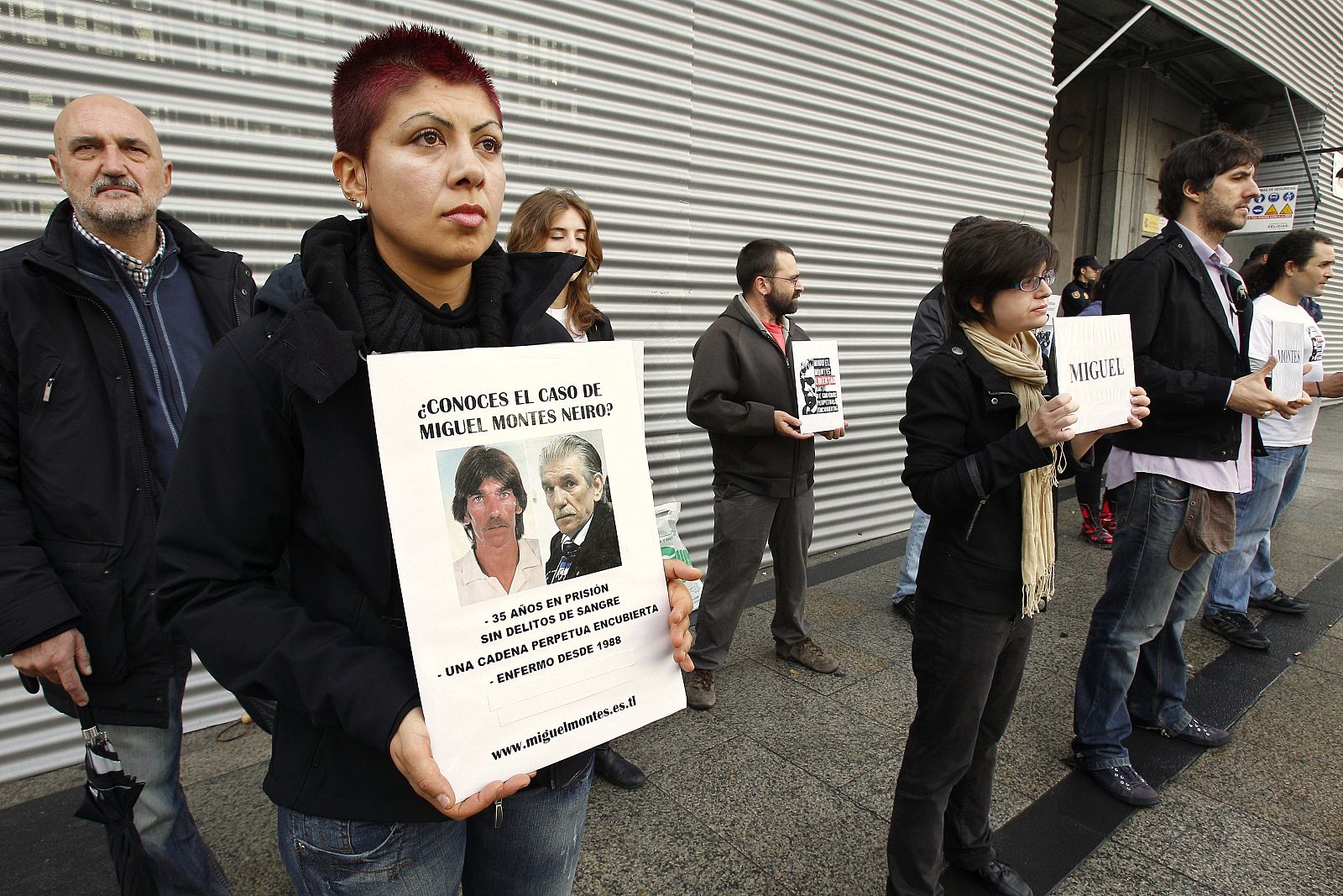 Simpatizantes de Miguel Montes se concentran ante la sede de Instituciones Penitenciarias.