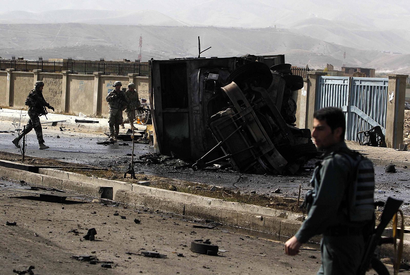 Un ataque a un convoy de la OTAN en Afganistán deja al menos 13 soldados muertos.