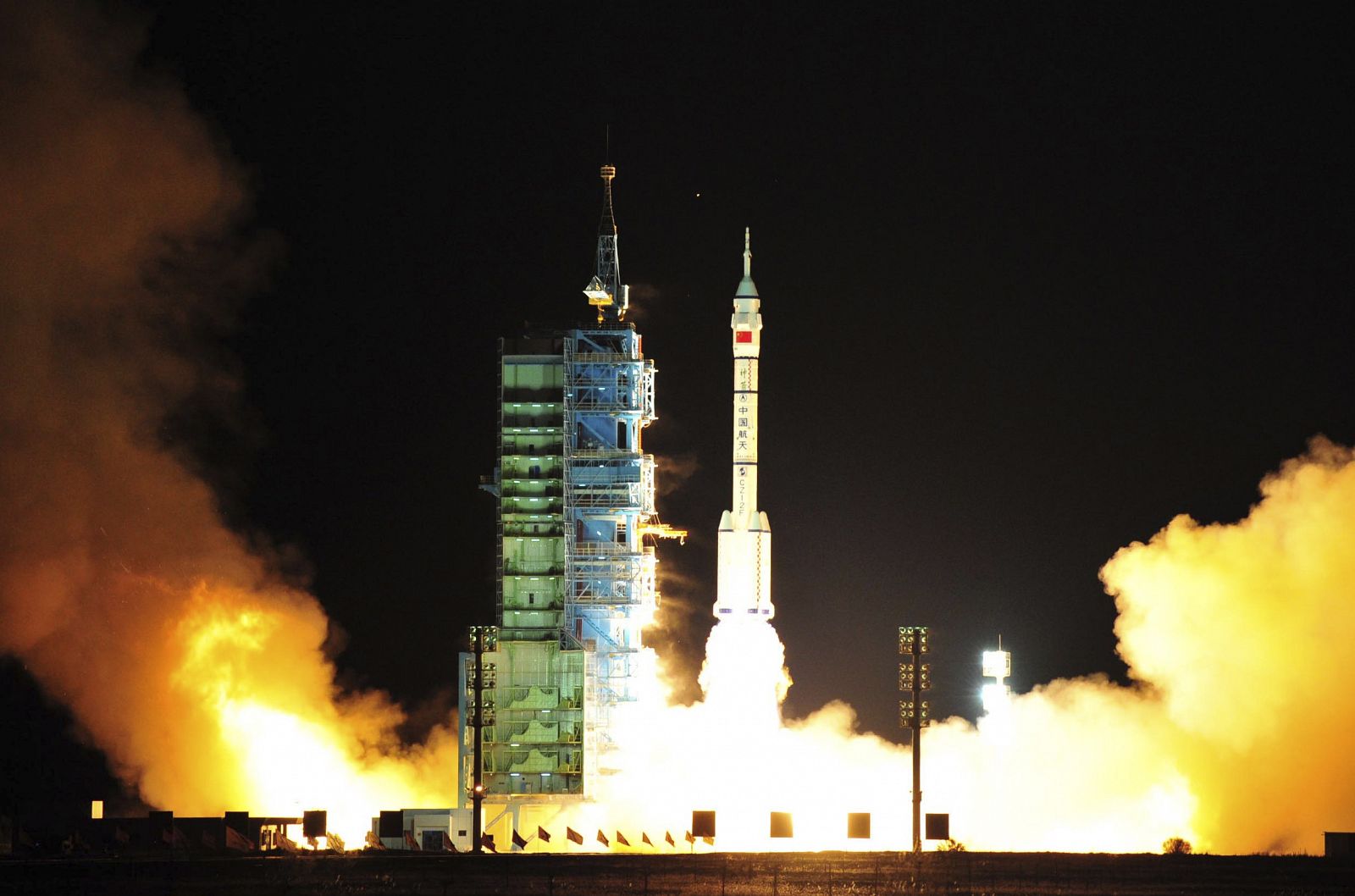 China ha lanzado la nave no tripulada "Shenzhou VIII", primera del país asiático que se acoplará a otra previamente lanzada