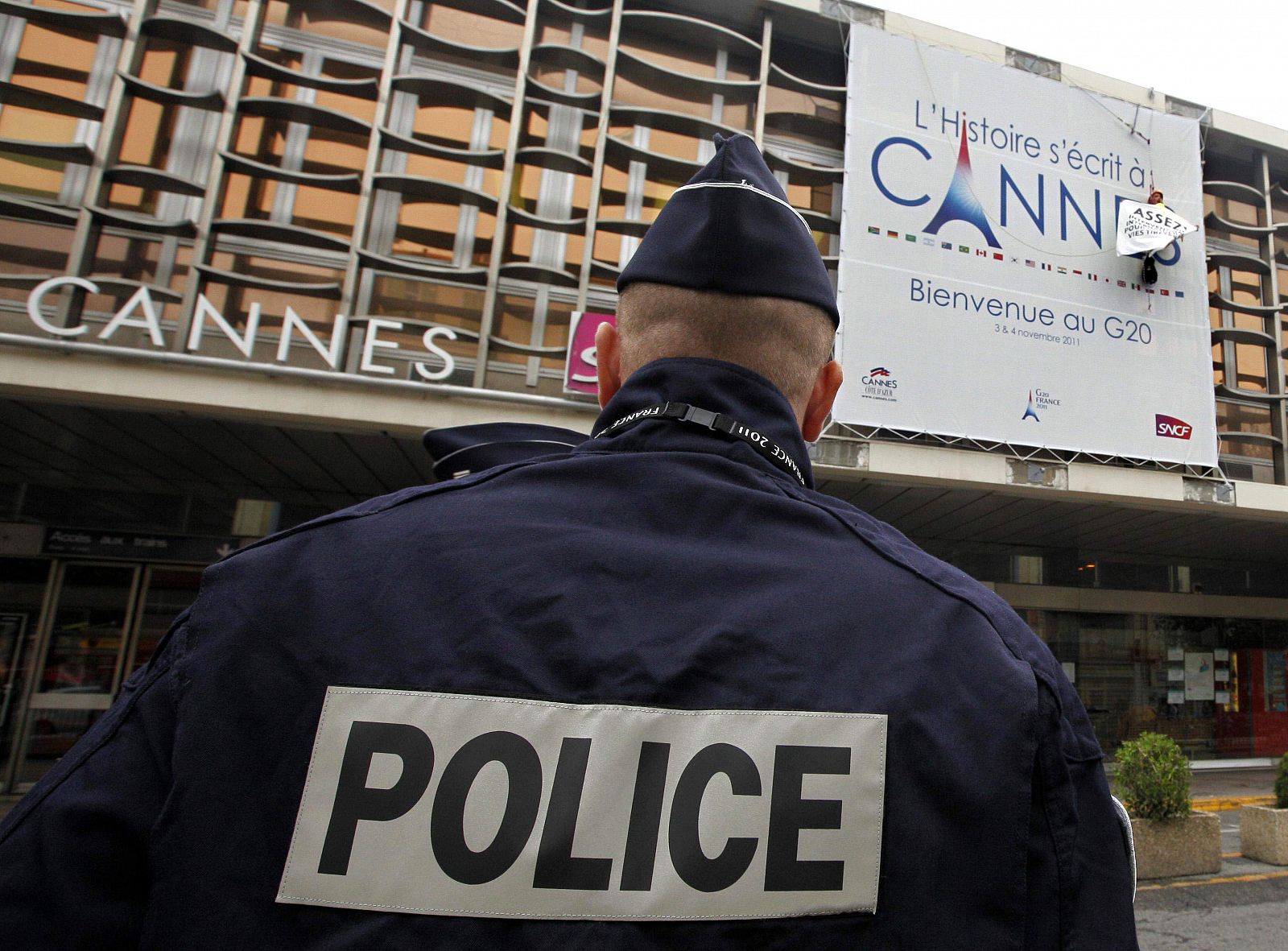 Un agente de policía vigila la entrada de la estación de tren de Cannes