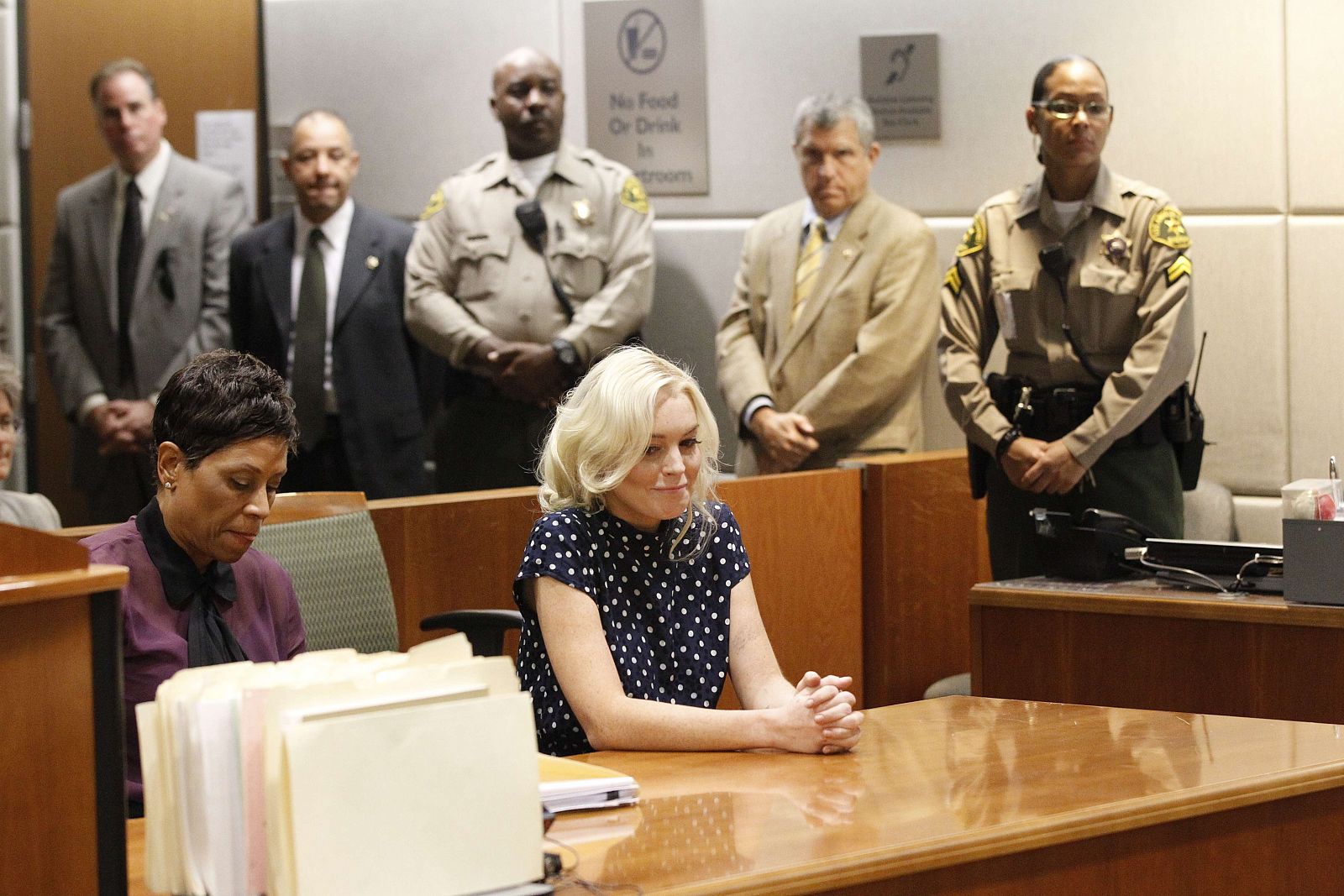 La actriz Lindsay Lohan, ayer, junto a su abogada en la Corte Suprema de Los Ángeles.
