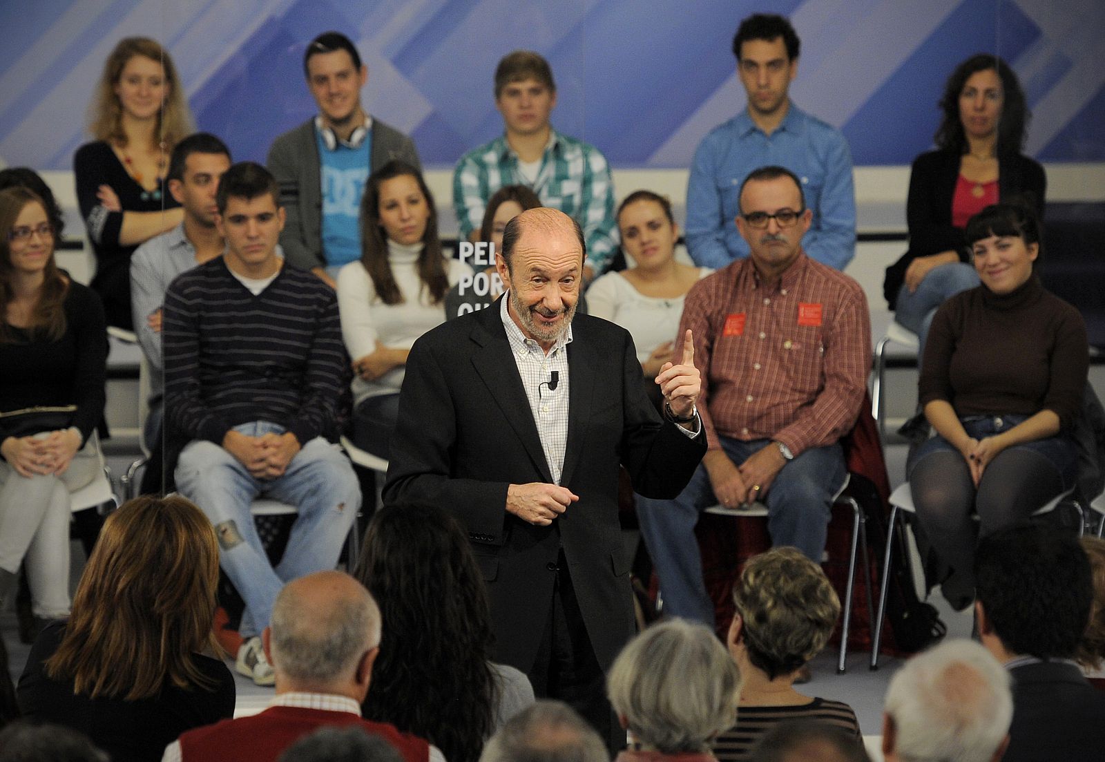Rubalcaba en el encuentro celebrado este viernes en Ferraz con voluntarios del PSOE.