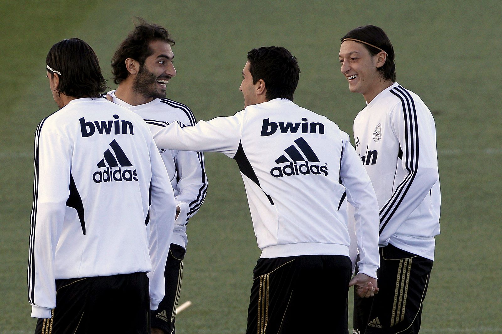 Los centrocampistas del Real Madrid los alemanes Sami Khedira (i) y Mesut Ozil (d) y los turcos Nuri Sahin (2d) y Hamit Altintop