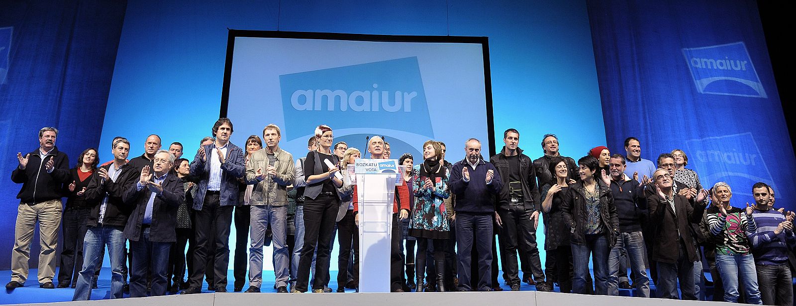 Los candidatos por Amaiur posan tras el mitin que la formación nacionalista celebrado en Pamplona.