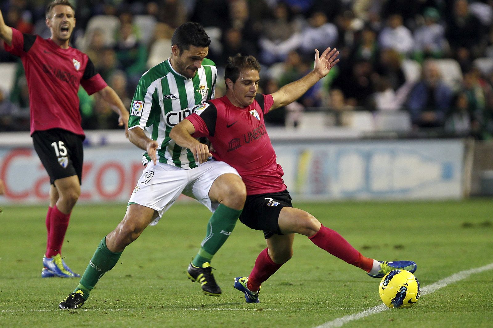 El delantero del Real Betis Jorge Molina (2d) lucha un balón con el centrocampista del Málaga Joaquín Sánchez