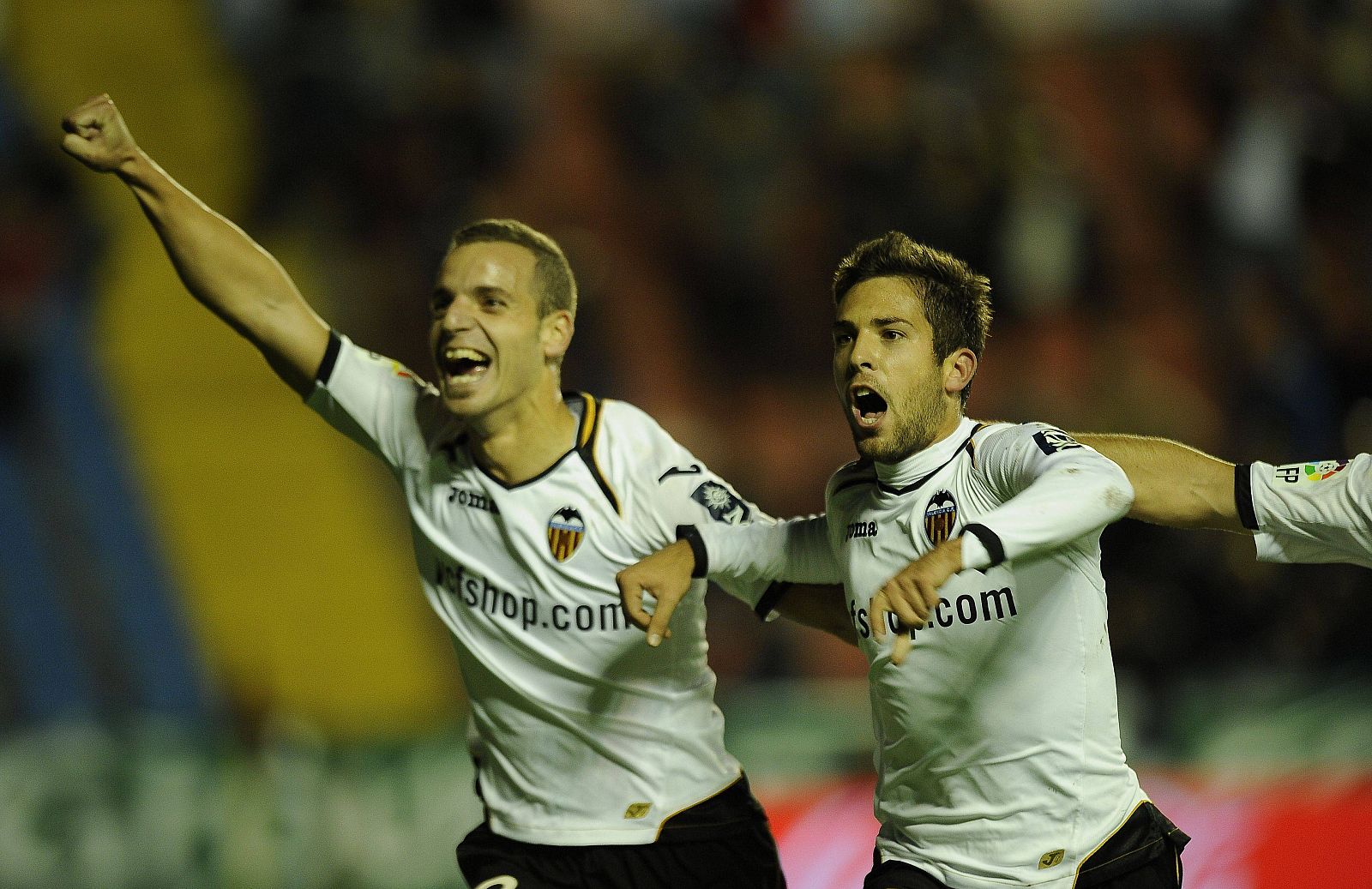 Soldado y Jordi Alba celebran el primer gol 'che' en el Ciutat de Valencia.