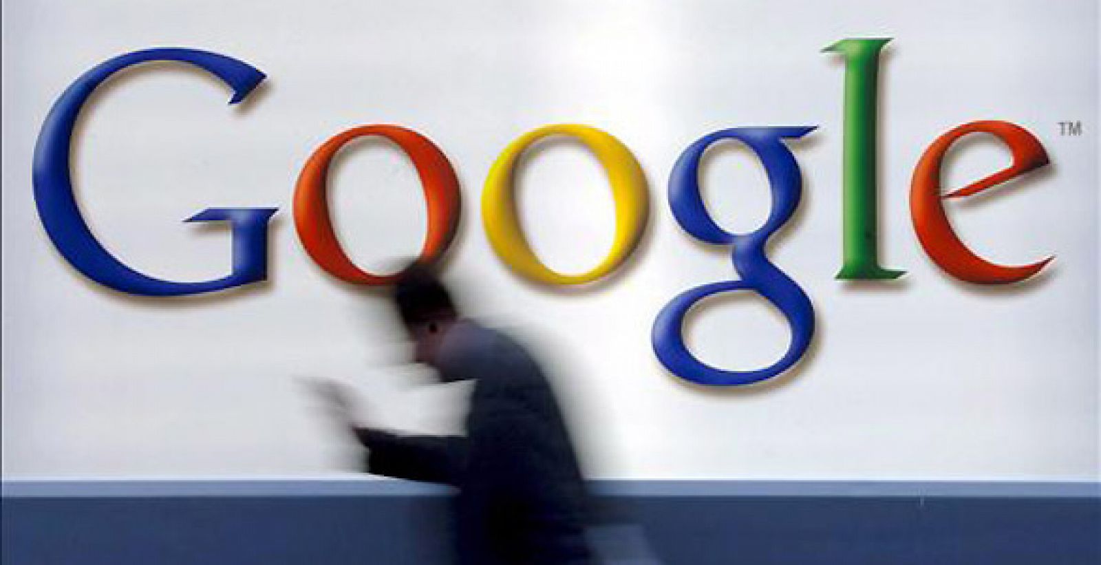 Eric Schmidt, presidente de Google, se defiende de las acusaciones de abuso poder en el sector de las búsquedas