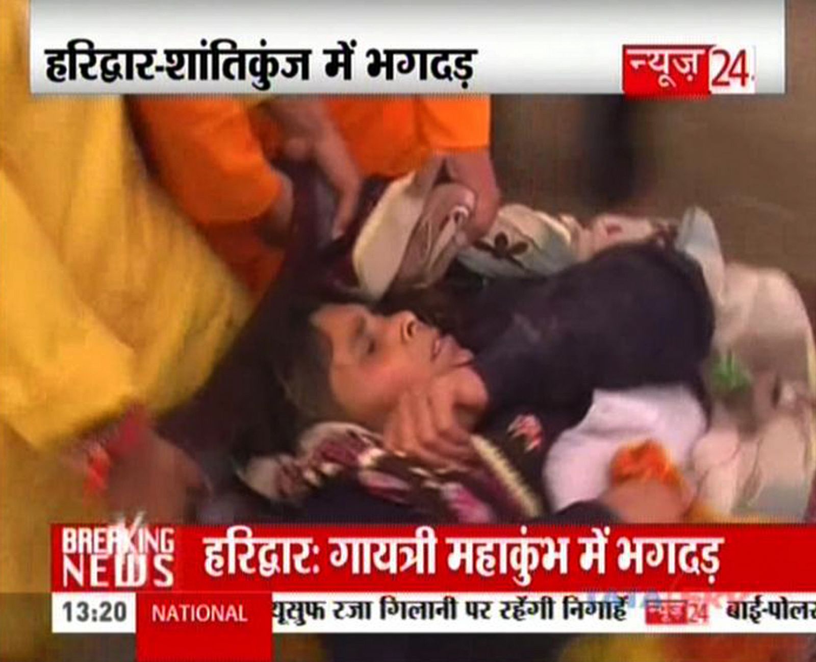 Imagen del canal indio News 24 en el que se muestra a una mujer herida evacuada tras la estampida en Haridwar