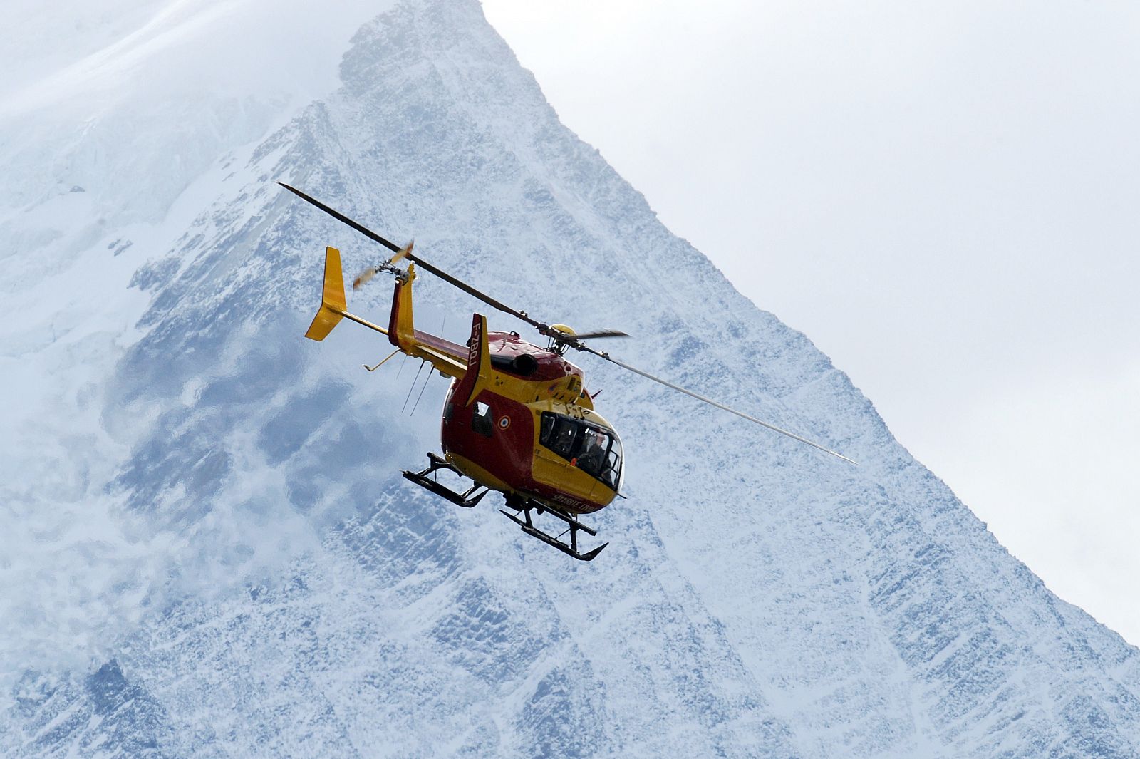 Un helicóptero de los servicios de rescate sobrevuela el Mont Blanc