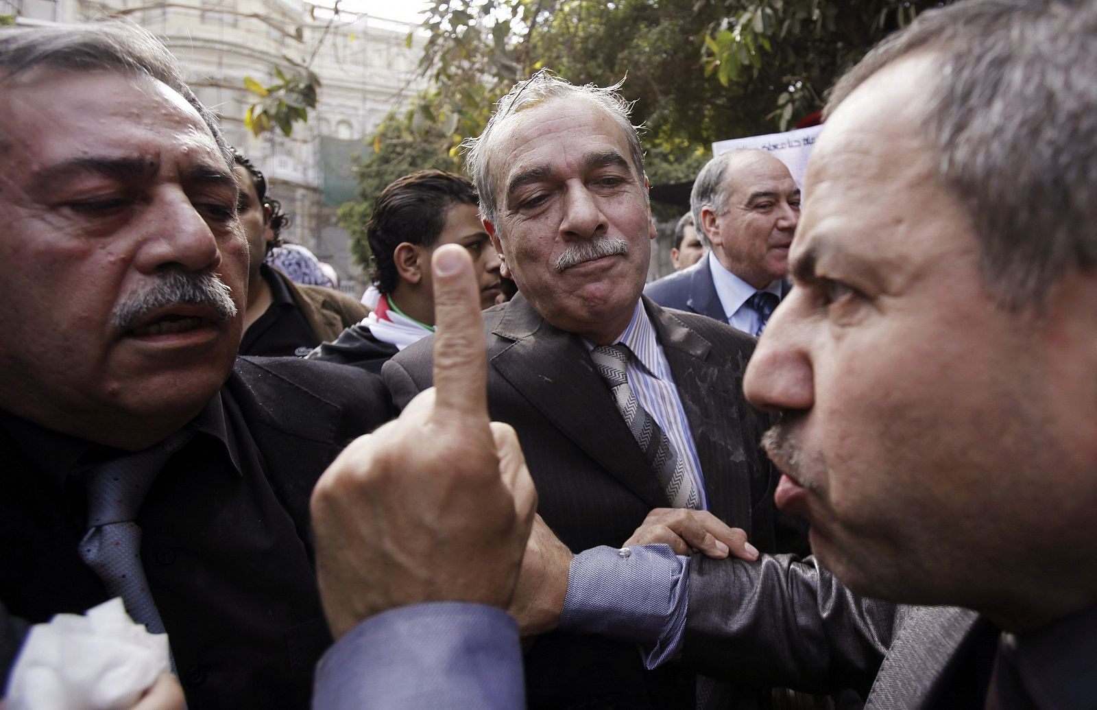 Manifestantes atacan a delegados de la oposición siria frente a la delegación de la Liga Árabe en El Cairo