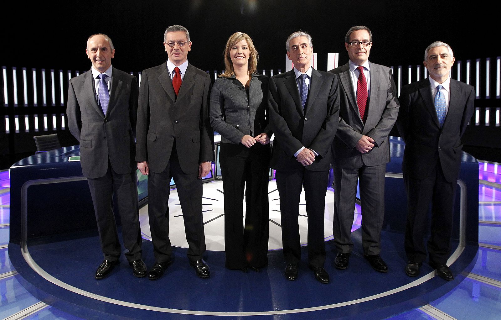 La periodista María Casado (c) posa junto a los candidatos de los partidos con representación parlamentaria antes del comienzo del debate celebrado esta noche en TVE