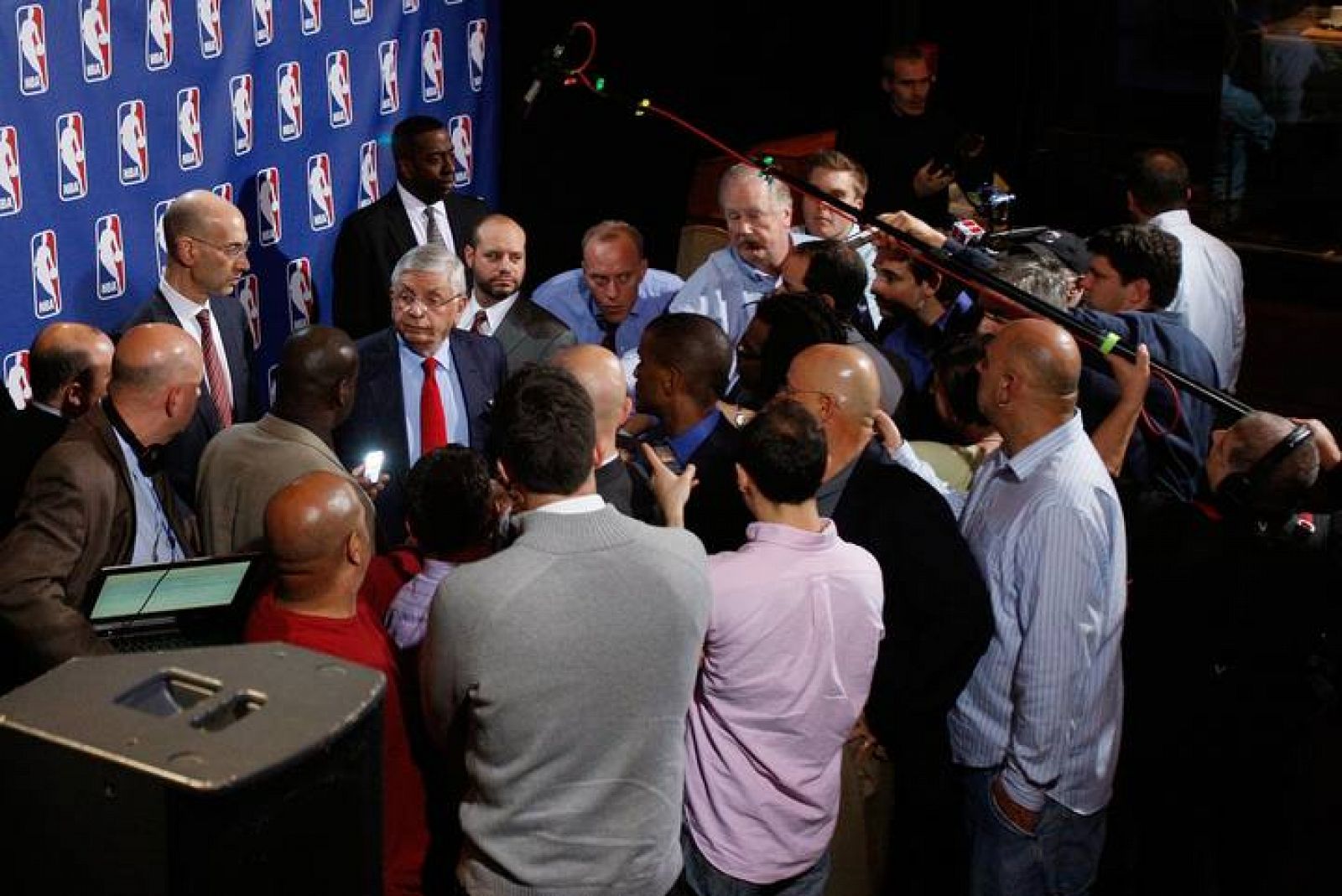 El comisionado de la NBA David Stern atiende a los medios de comunicación tras una nueva reunión de once horas sin acuerdo.
