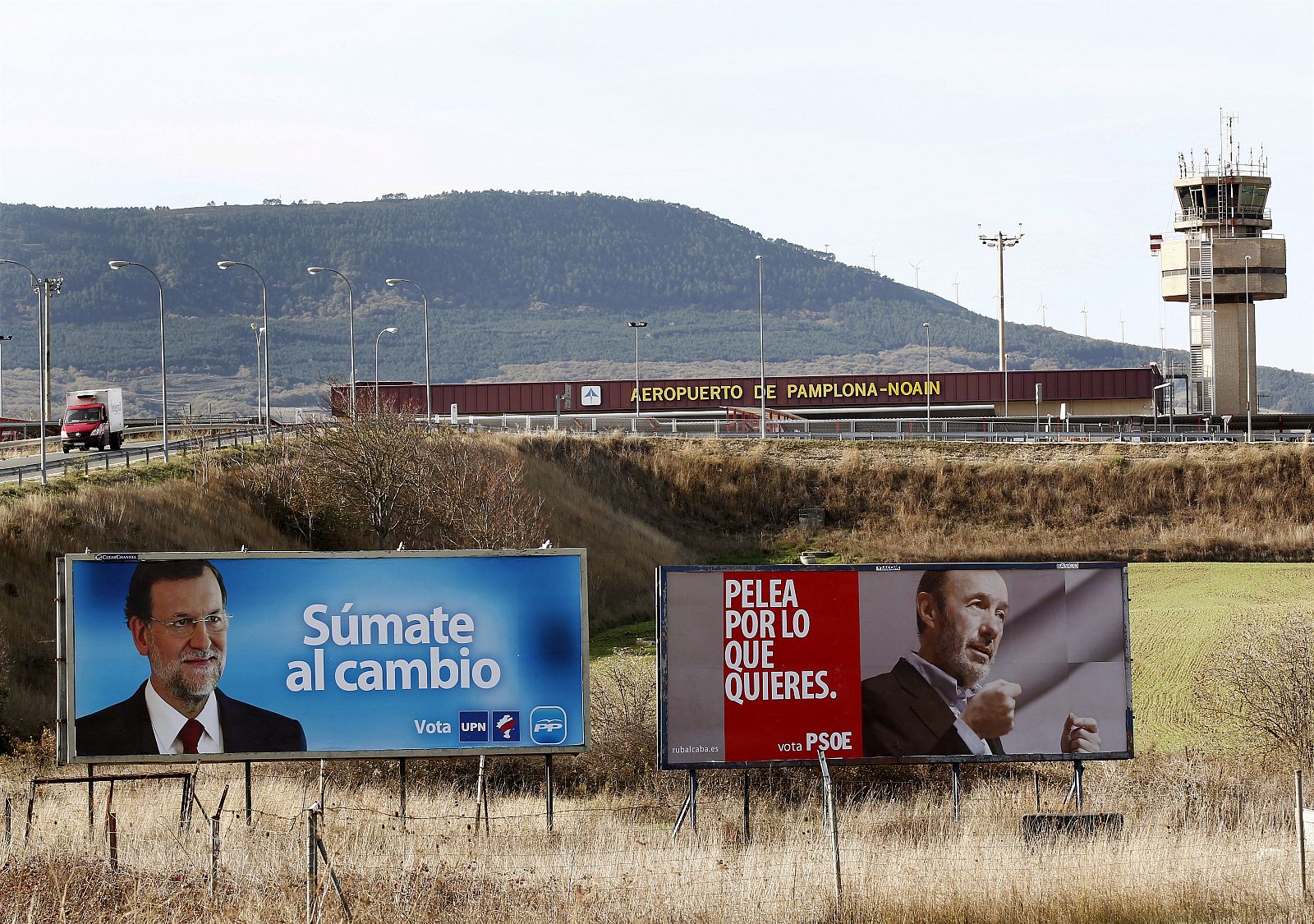 Carteles electorales de la campaña en el aeropuerto de Pamplona
