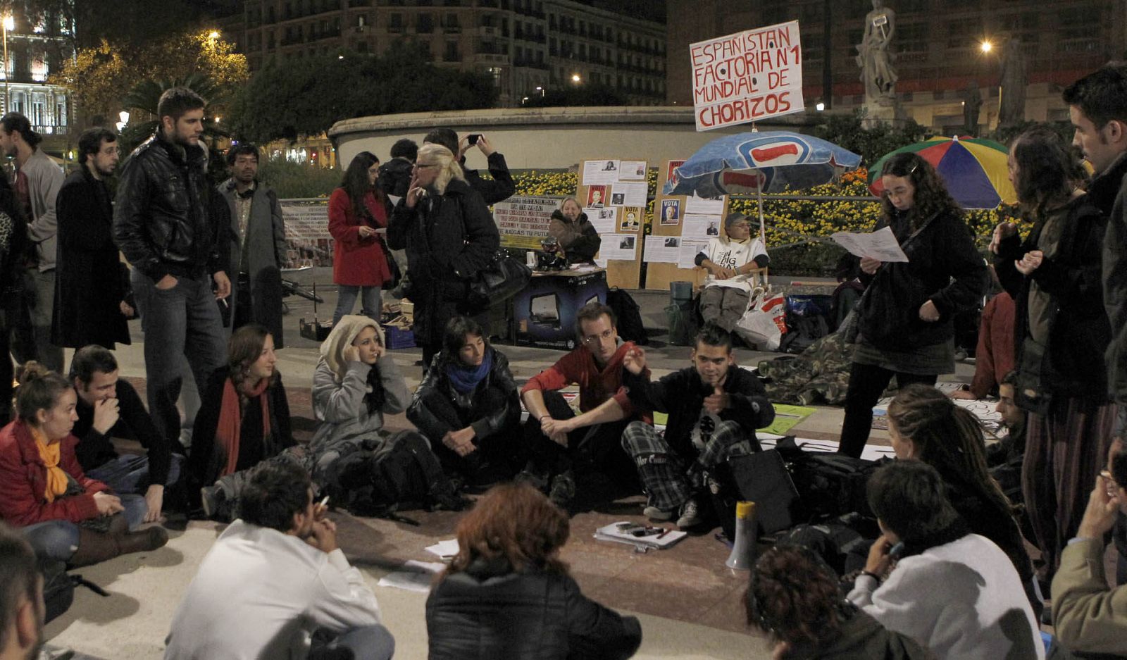 LOS INDIGNADOS VUELVEN A TOMAR LA PLAZA CATALUNYA Y SE QUEDARÁN HASTA EL 20N