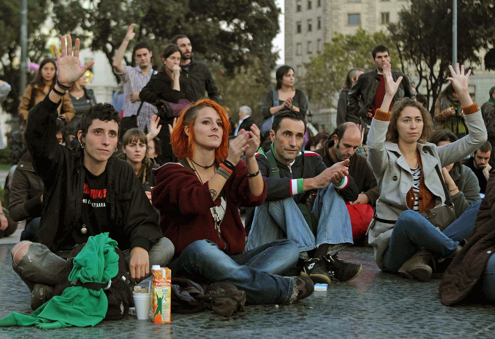 Varios jóvenes asisten a la asamblea que el movimiento de 'indignados' de Barcelona en la plaza Catalunya.