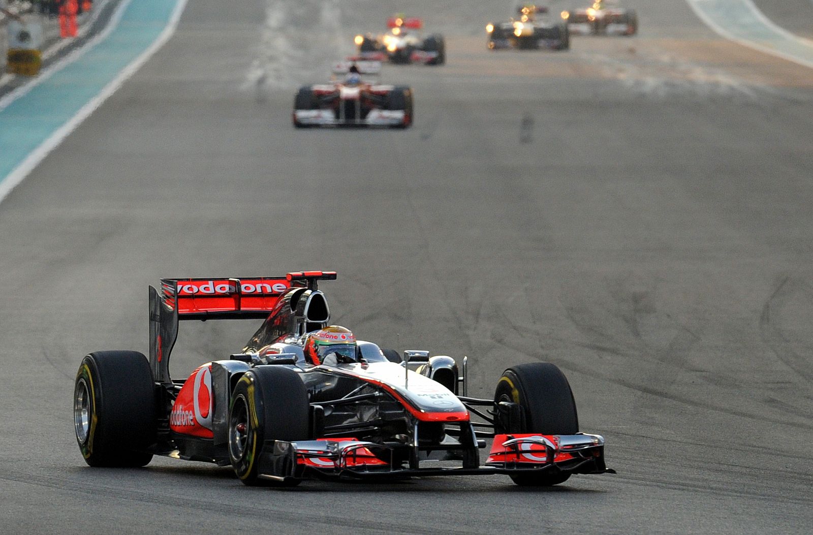 El británico de McLaren-Mercedes', Lewis Hamilton, se ha hecho con el GP de Abu Dabi con Alonso detrás a 8 segundos.