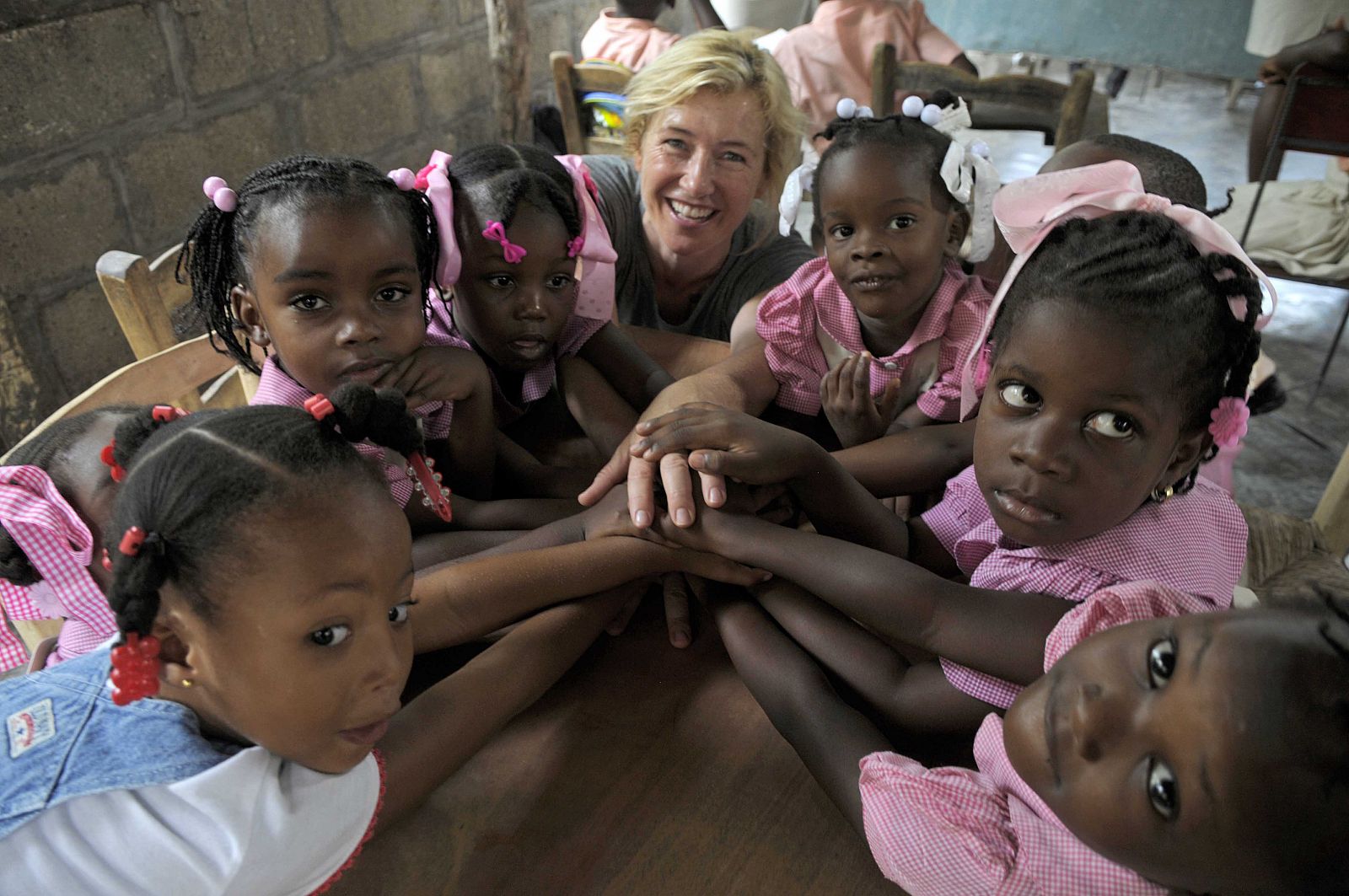 Ana Duato, con un grupo de niñas en Haití