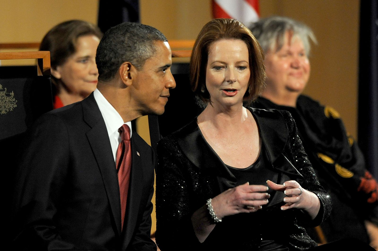 La primera ministra australiana, Julia Giliard, habla con el presidente de EE.UU., Barack Obama, en Canberra
