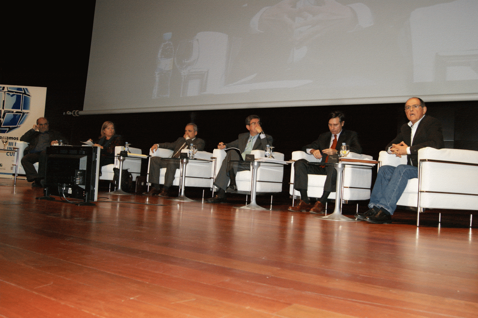 De derecha a izda, Rafael Fernández (IU), Álvaro Ballarín (PP), Antonio San José (moderador), Rafael Simancas (PSOE), Ángels Ponsa (CIU) y Carlos Martínez Gorriarán (UPyD)