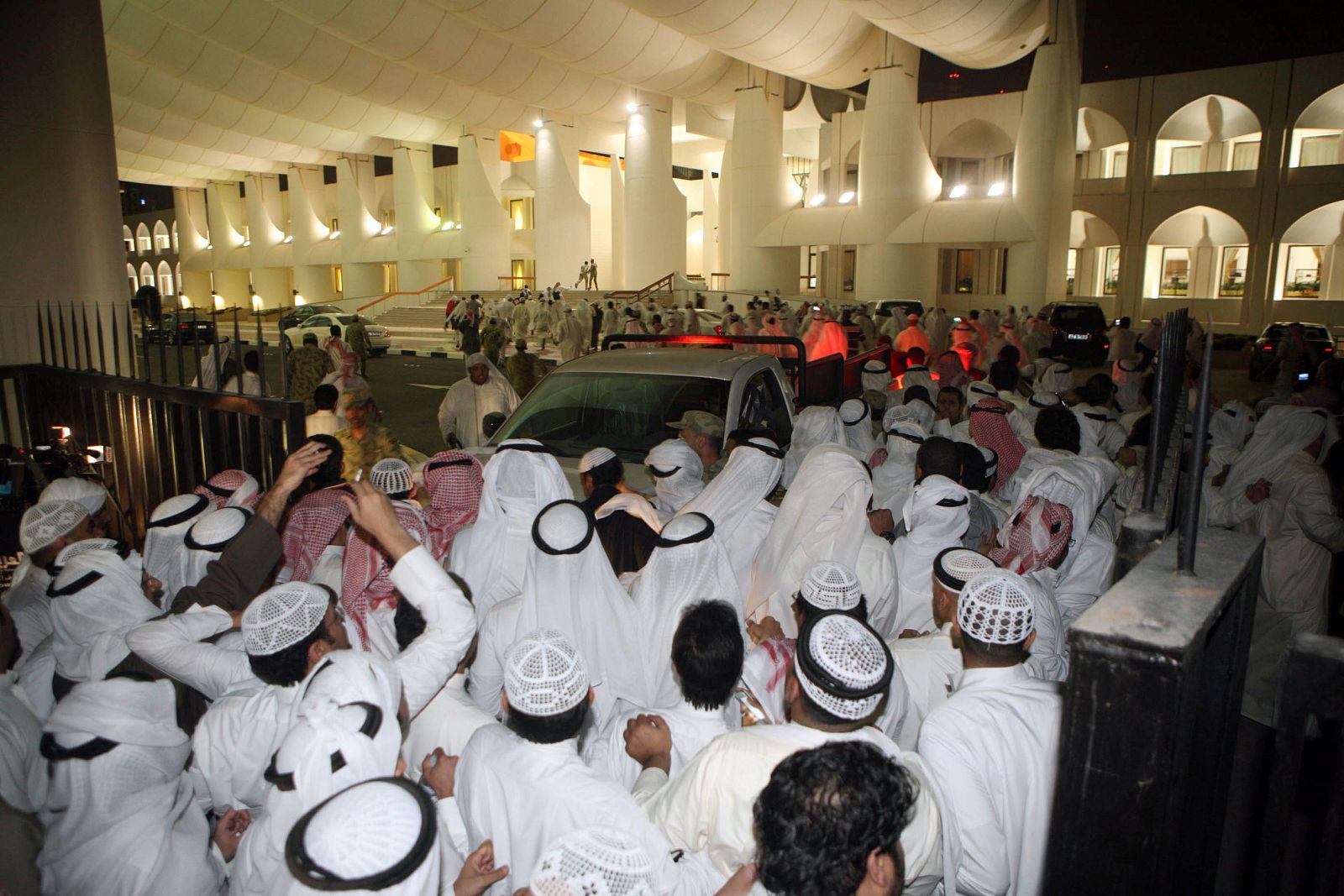 Los manifestantes han irrumpido en el Parlamento de Kuwait después de que la policía emplease la fuerza para disolver la manifestación.