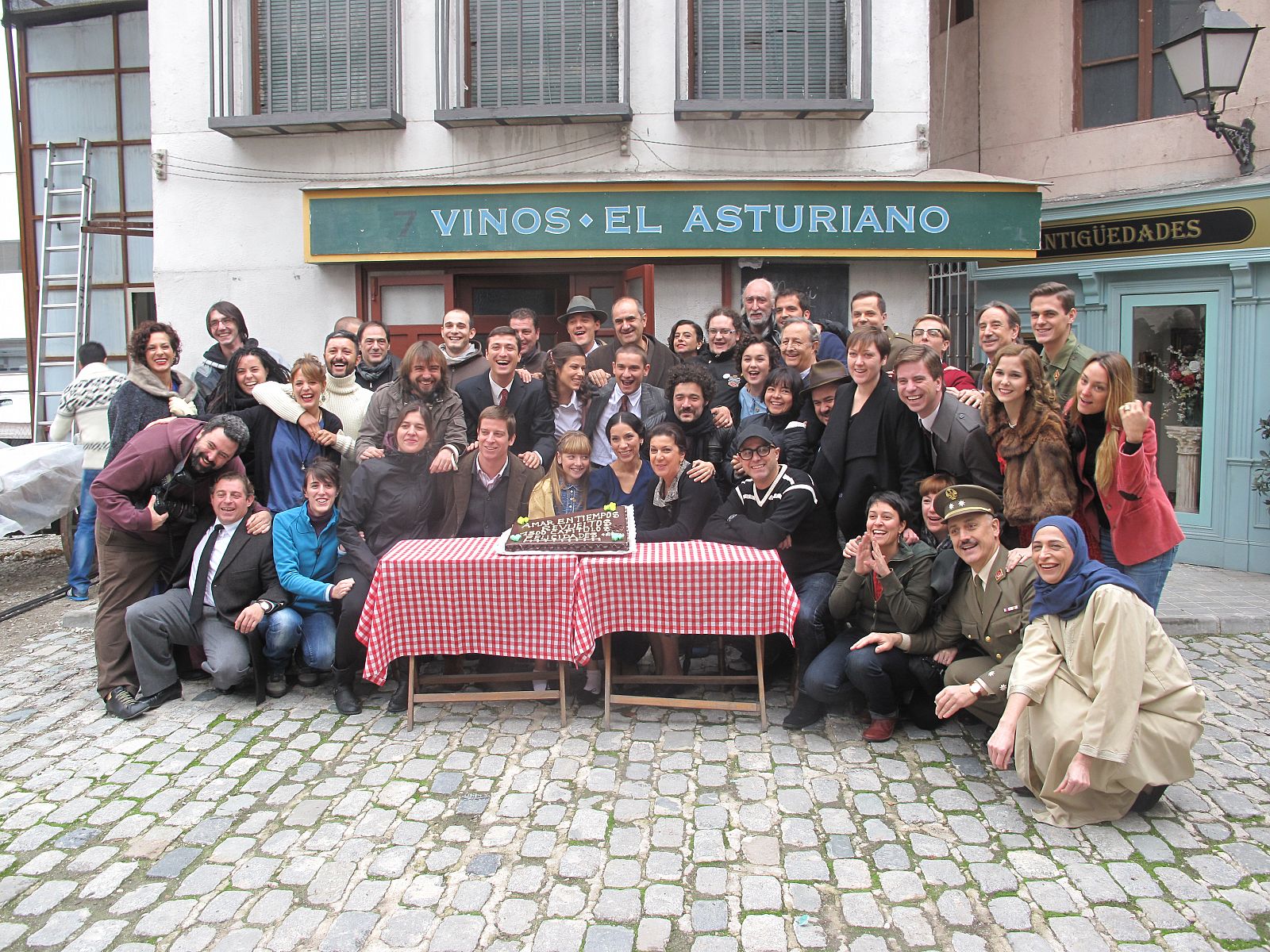 La gran familia de 'Amar en tiempos revueltos', actores y equipo técnico, celebran los 1.500 capítulos