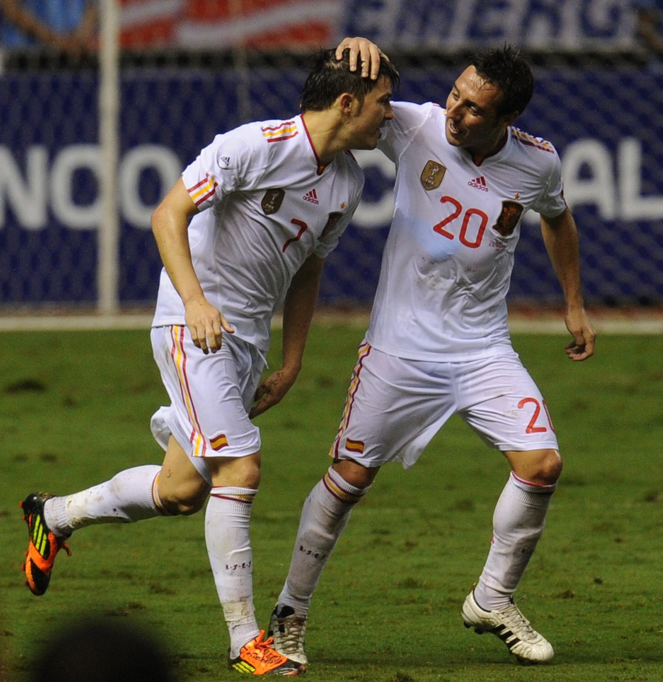 David Villa celebra con Santi Cazorla el gol del asturiano frente a Costa Rica