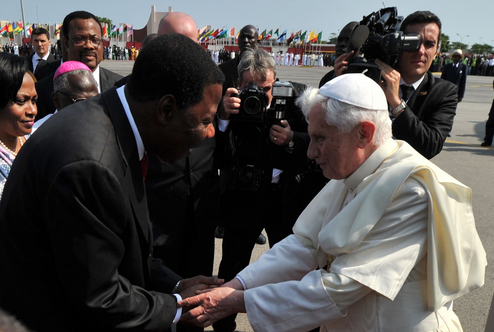El papa Benedicto XVI saluda al presidente de Benín, Thomas Yayi Boni, a su llegada al país