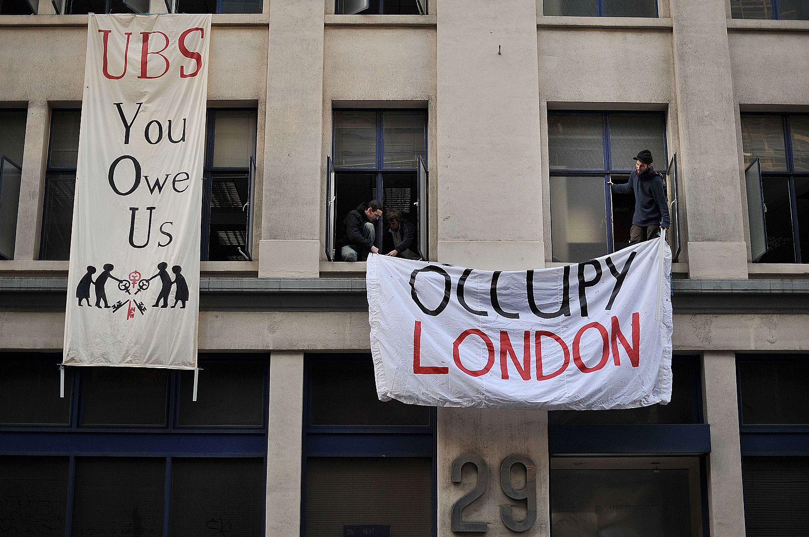 Indignados británicos en la sede del banco UBS ocupado en Londres