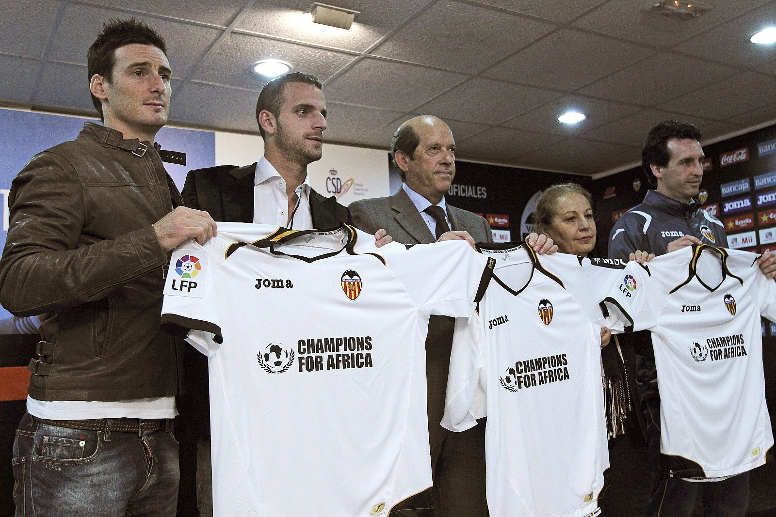 Manuel Llorente, presidente del Valencia, posa con los jugadores Aritz Aduriz y Roberto Soldado y el entrenador, Unai Emery, en la presentación del partido Champions por África que se jugará el 29 de diciembre en Mestalla.