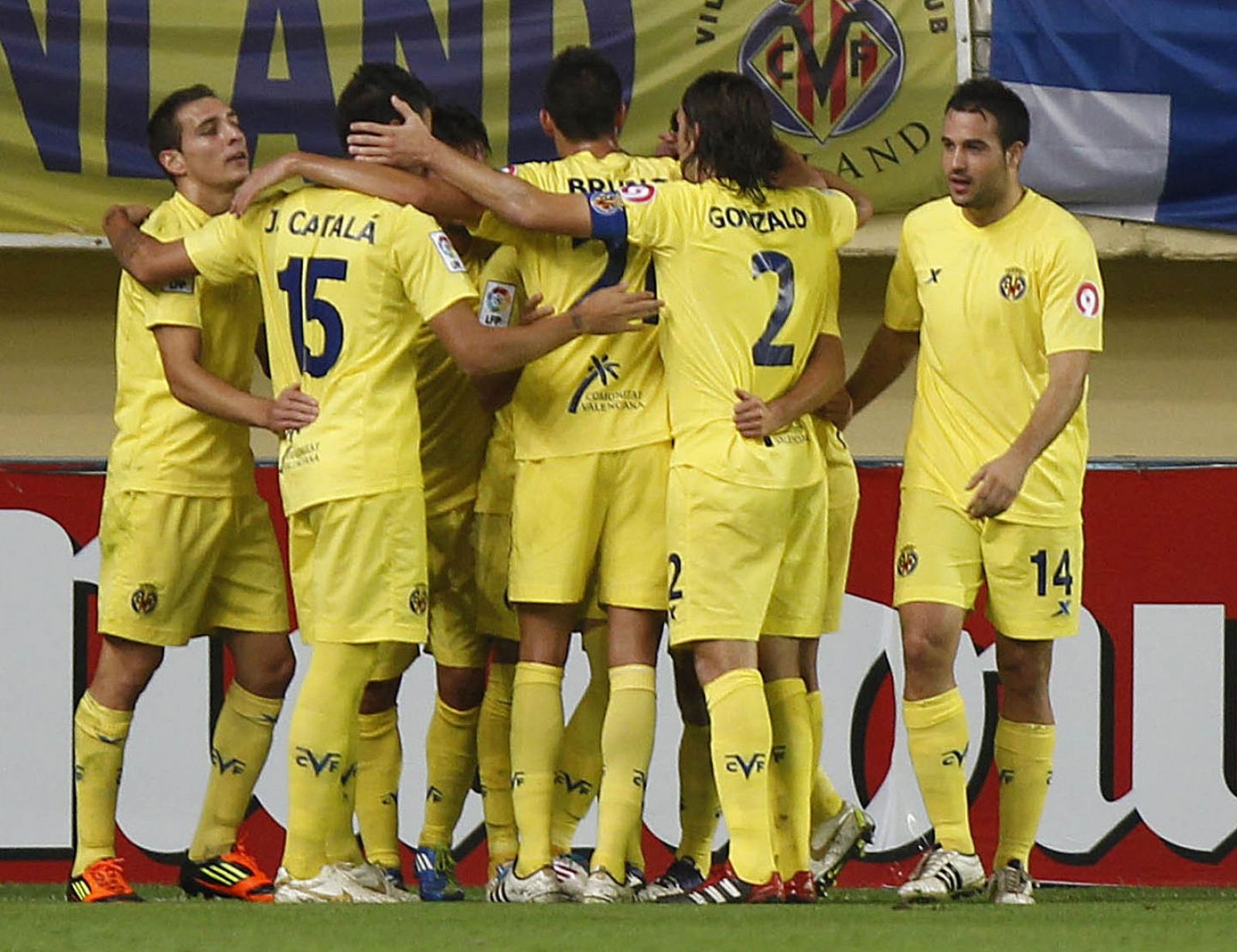 Los jugadores del Villarreal CF celebran el primer gol de su equipo, materializado por el centrocampista Borja Valero.