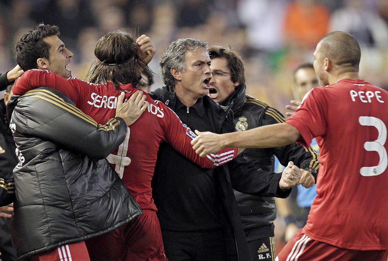 José Mourinho (c), celebra el segundo gol de su equipo anotado por el defensa Sergio Ramos.