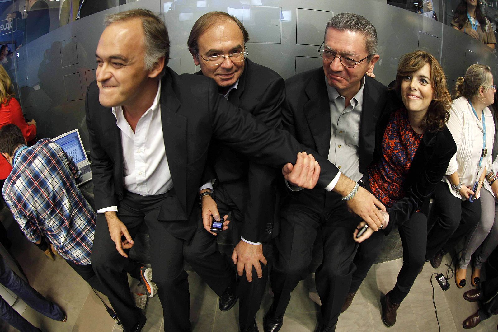 El portavoz popular en el Senado, Pío García-Escudero, segundo por la izquierda, acompañado de Esteban González Pons, Alberto Ruiz Gallardón y Soraya Sáenz de Santamaría, celebran la victoria electoral del PP en la sede de la calle Génova, en Madrid.