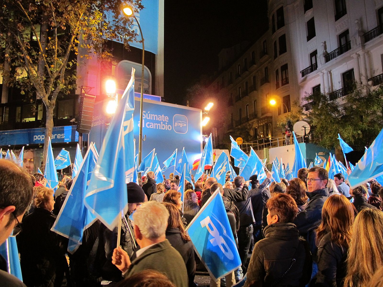 Cientos de personas han celebrado la victoria del PP en la calle Génova.