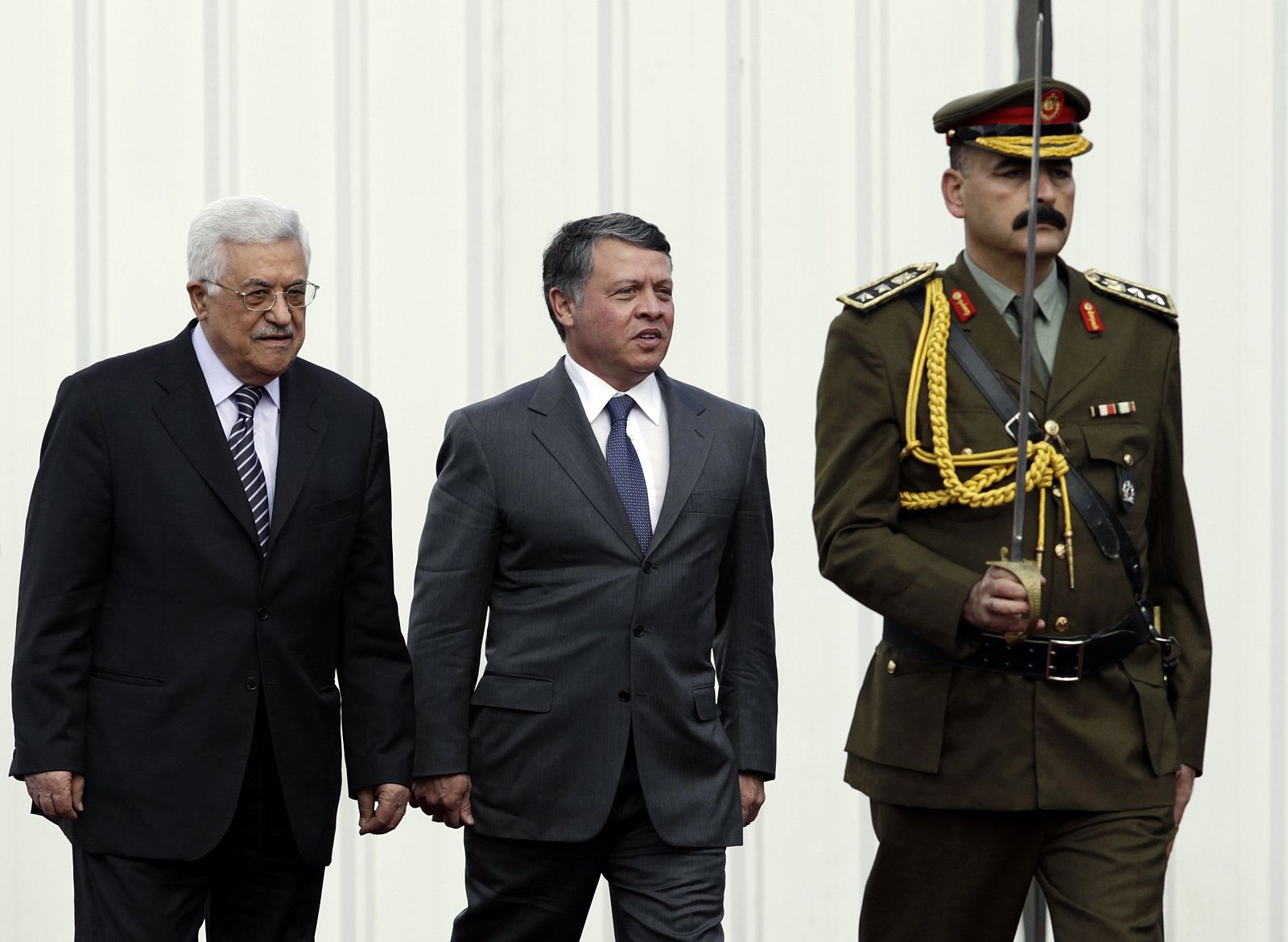 El presidente palestino, Mahmud Abás (izquierda) junto al rey Abdalá de Jordania, en Ramala