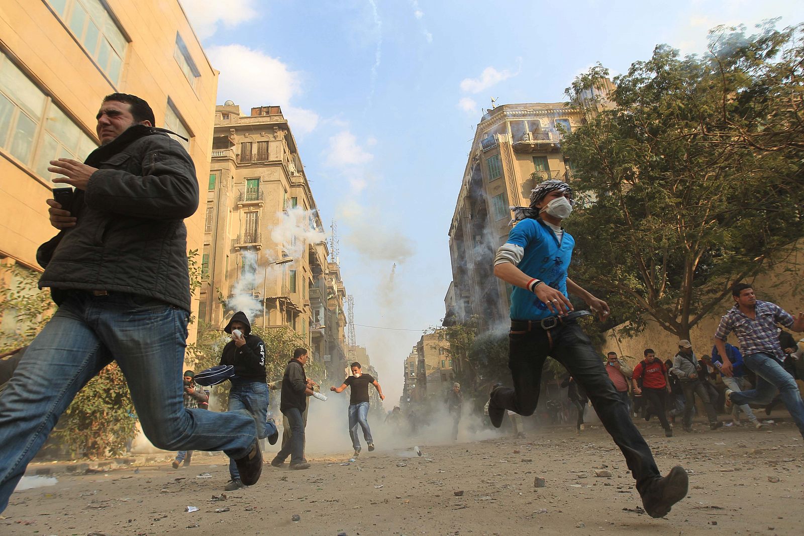 Manifestantes egipcios huyen de los gases lacrimógenos en El Cairo