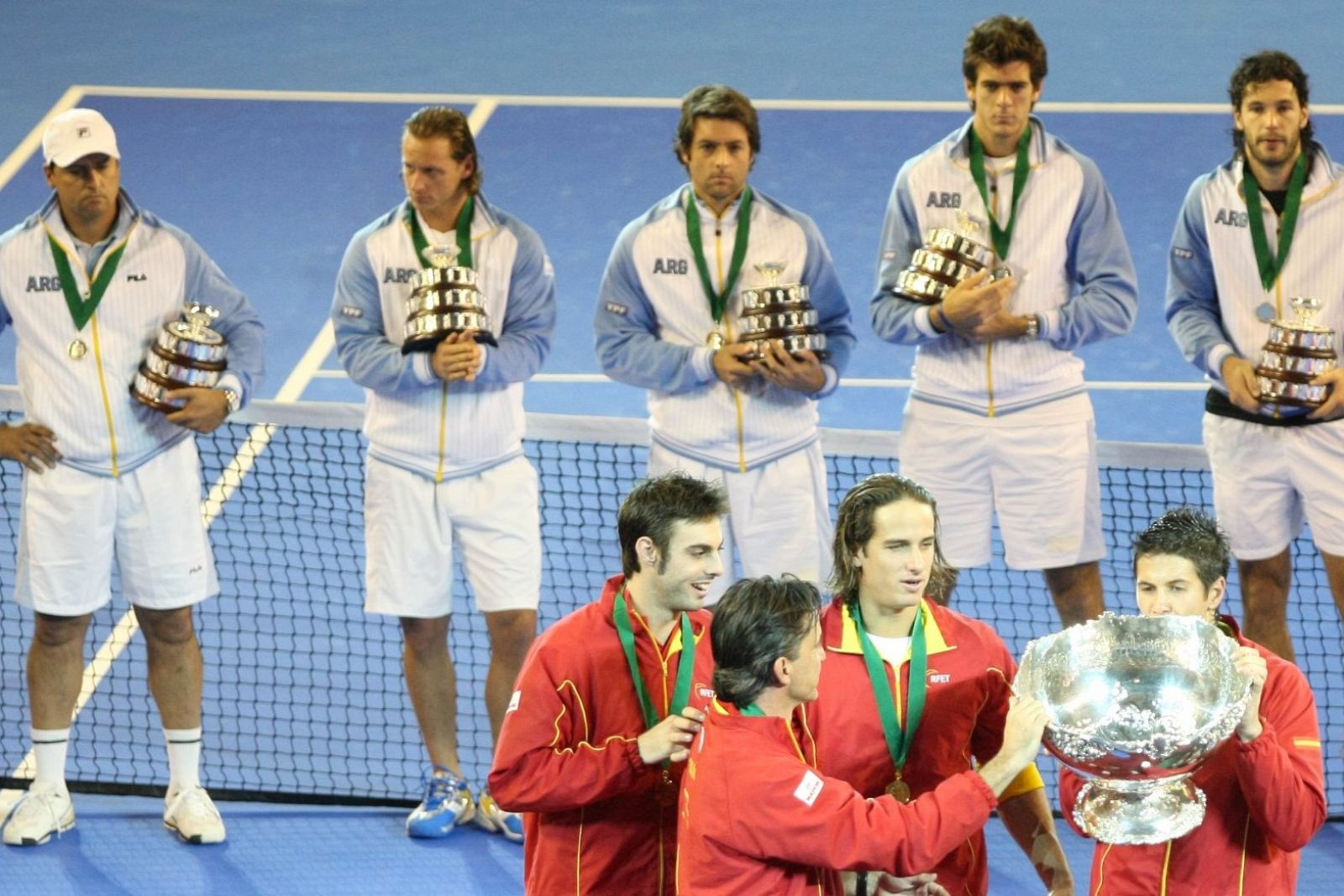 Entrega de trofeos de la final de la Copa Davis 2008 entre Argentina y España