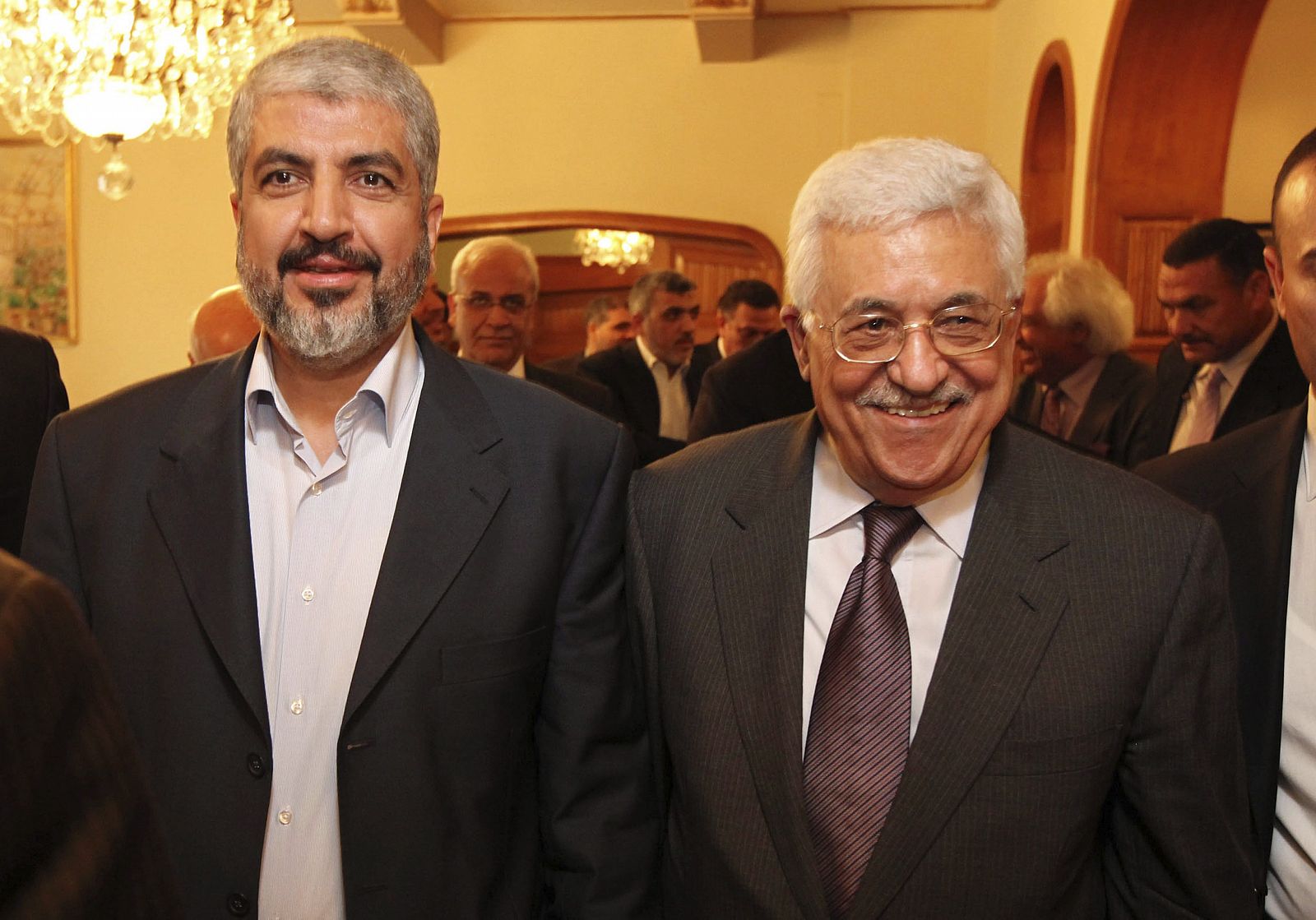 El presidente palestino Mahmud Abás (d), junto al líder de Hamás, Jaled Meshal