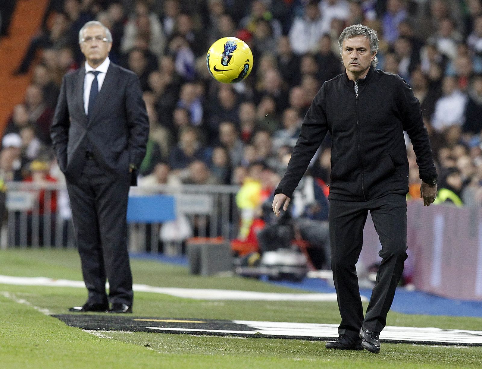 El entrenador portugués Real Madrid, José Mourinho (d), y el entrenador del Atlético de Madrid, Gregorio Manzano, durante el derbi.