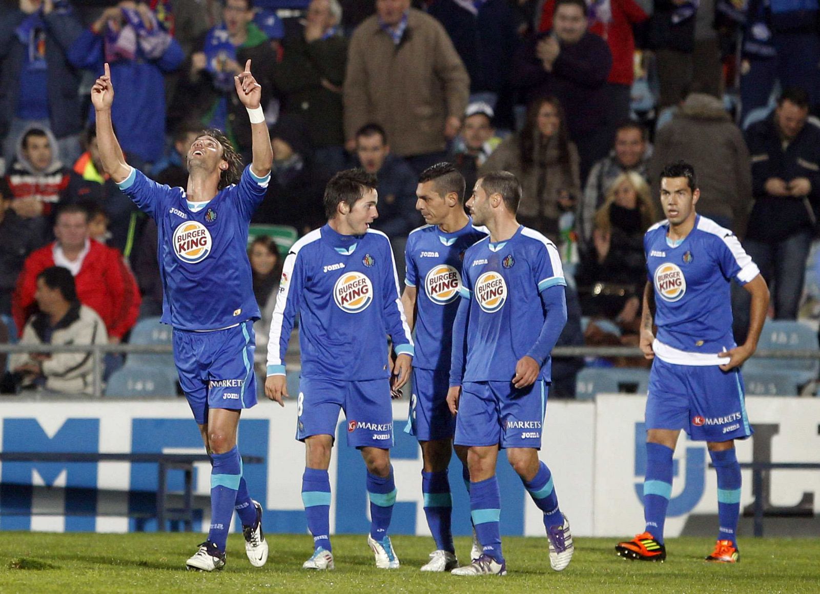 El jugador del Getafe, Juan Valera, celebra con sus compañeros el gol ante el FC Barcelona.