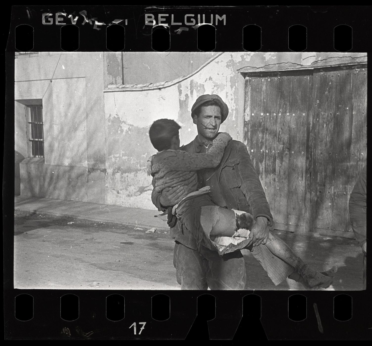 Robert Capa[Hombre llevando un niño herido en brazos. Batalla de Teruel, España], diciembre 1937