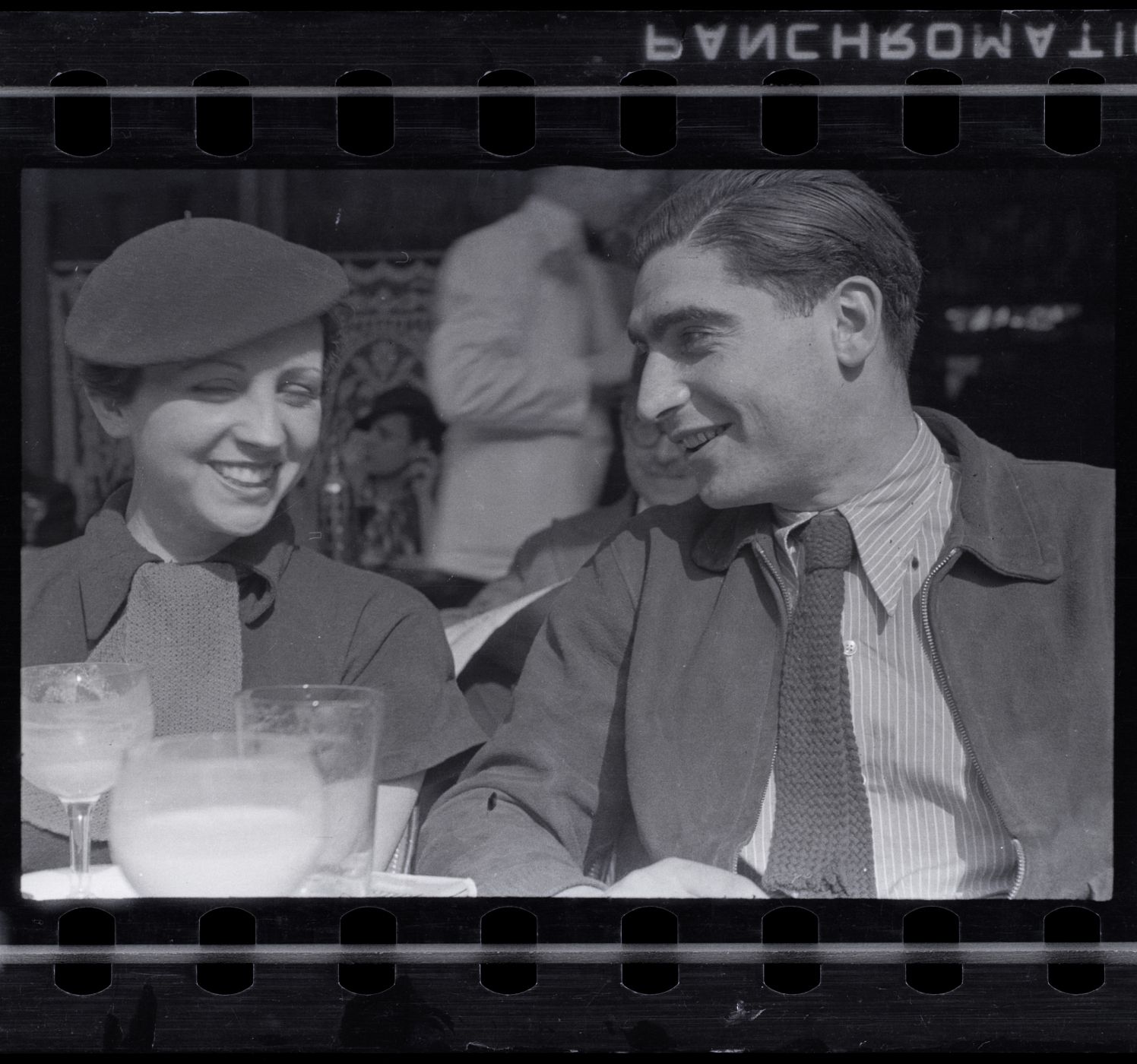 Fred Stein[Gerda Taro y Robert Capa en la terraza del Café du Dôme en Montparnasse, París], principios 1936