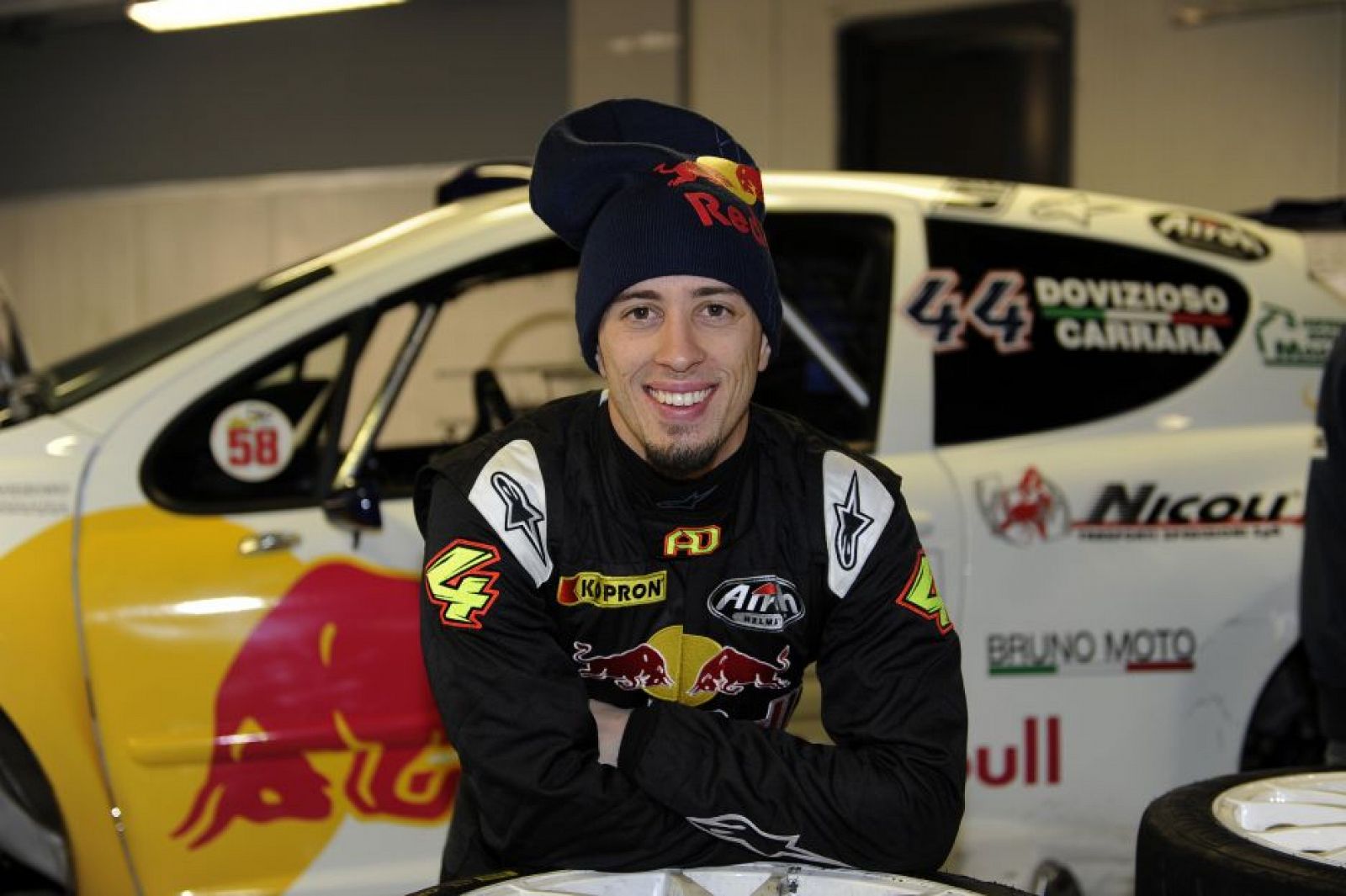 Andrea Dovizioso posa junto al coche con el que ha participado en el Monza Rally Show.