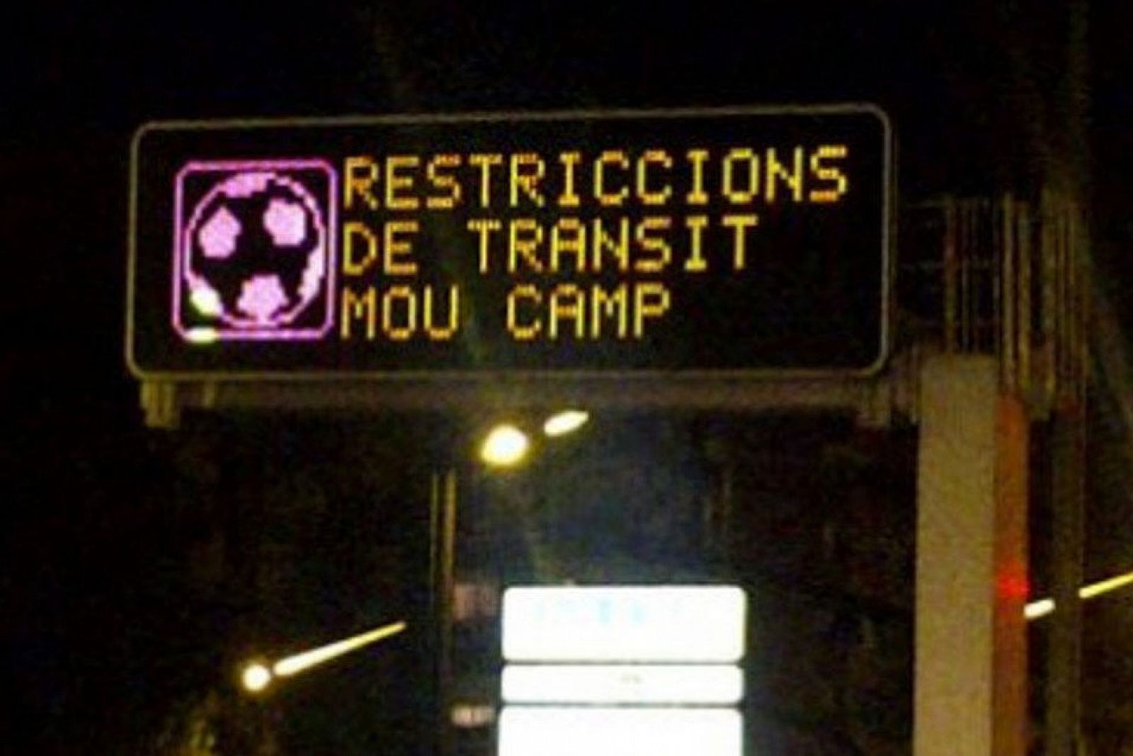 Imagen del cartel luminoso que avisaba sobre las restricciones del tránsito al Mou Camp.