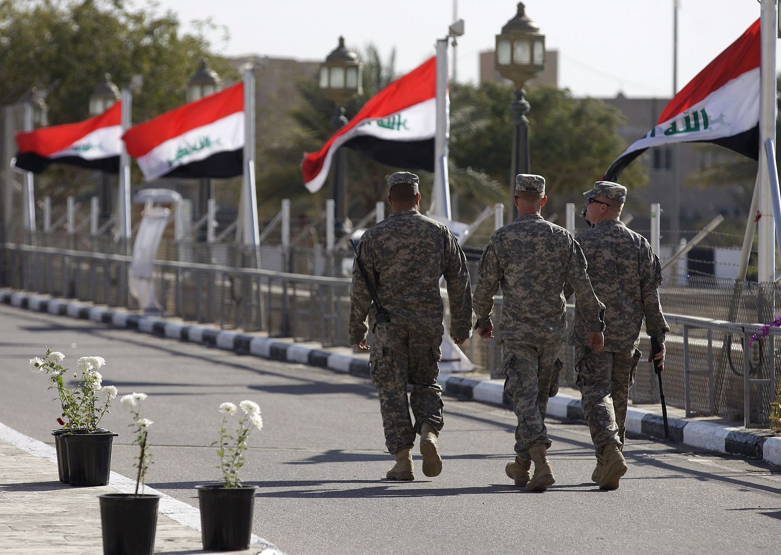 Soldados iraquíes abandonan el palacio AlFaw en el Campamento Victoria.