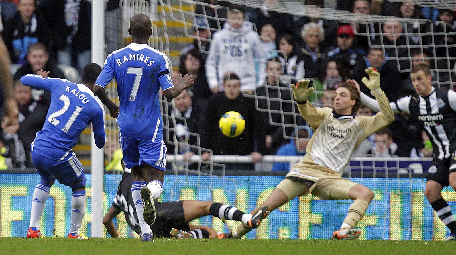 Kalou marca el segundo gol del Chelsea, que ha ganado por 0-3 en casa del Newcastle.