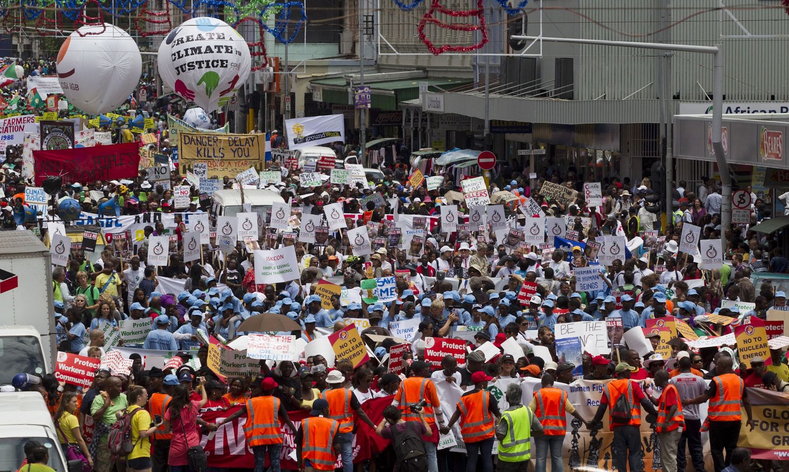 Multitudinaria manifestación en Durban contra el cambio climático