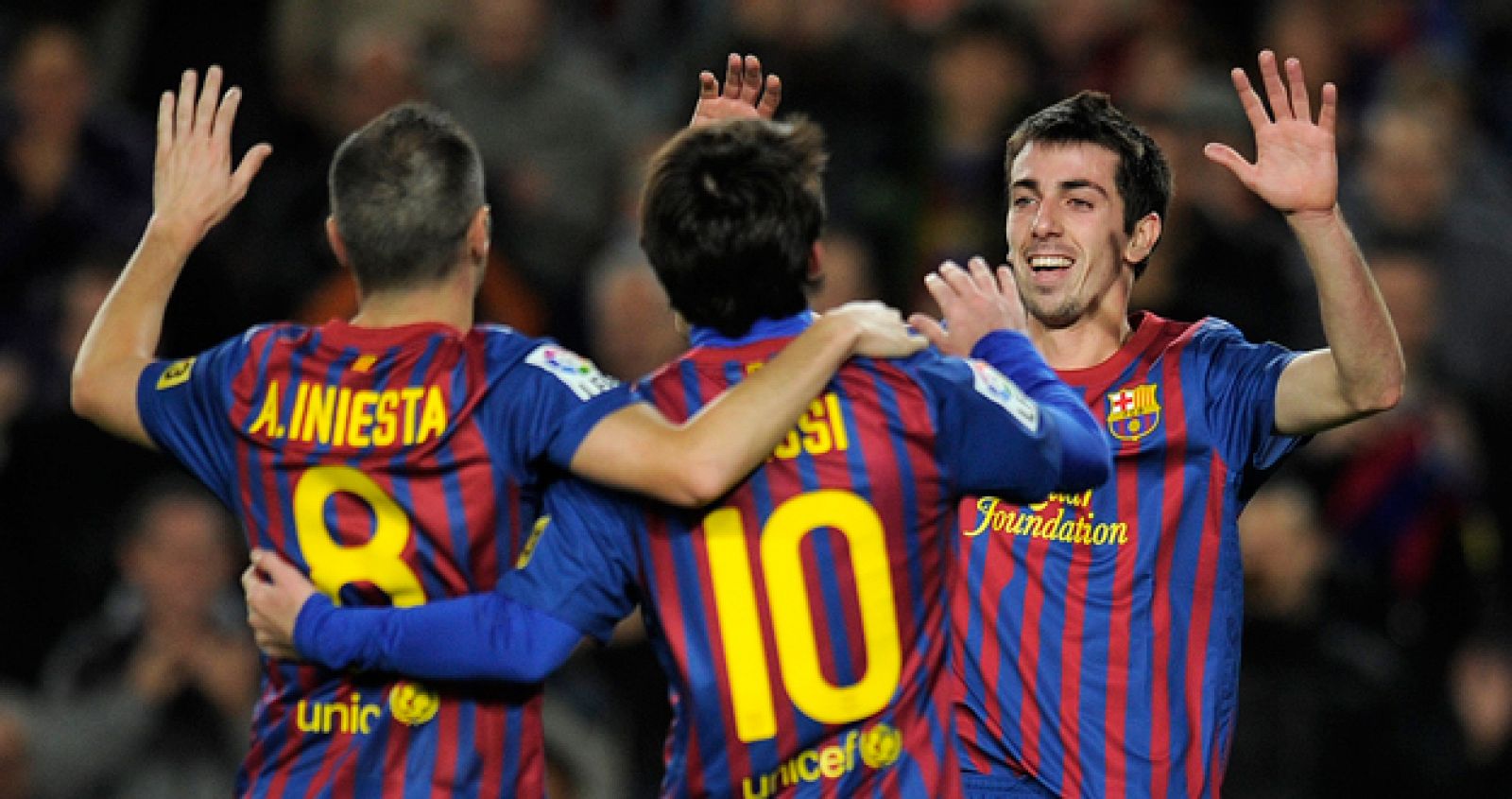 El canterano Isaac Cuenca celebra con  Messi e Iniesta su gol ante el Levante.