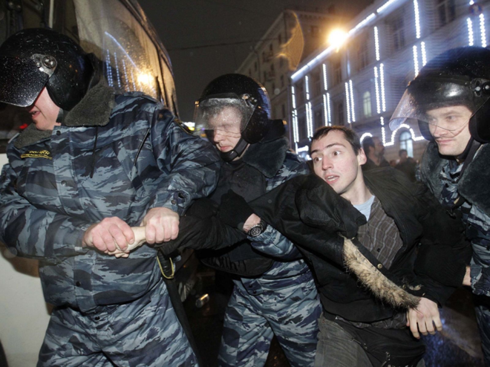 La policía detiene a uno de los participantes en la protesta de Moscú